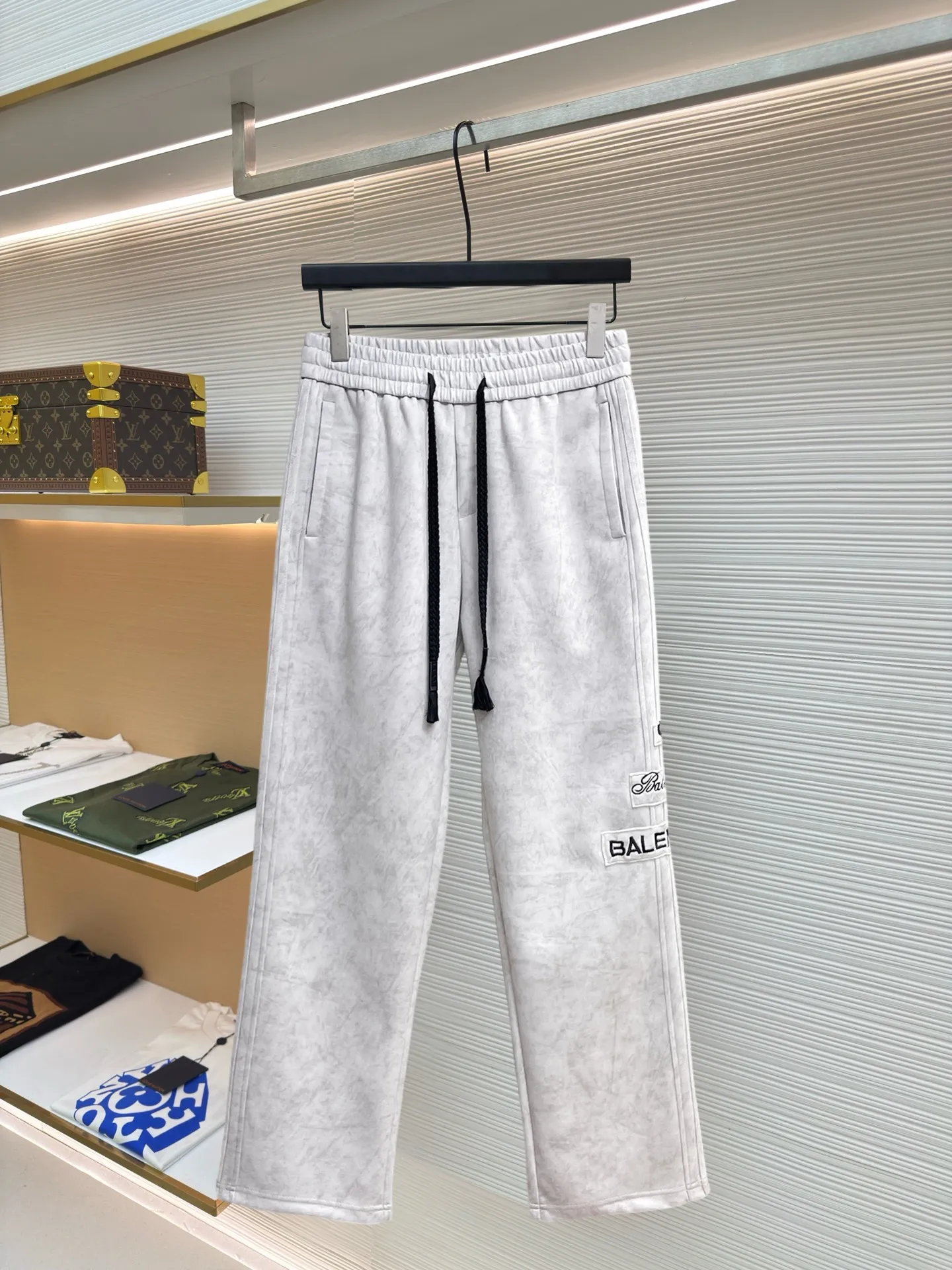 Balenciaga 🆕2026 Autumn and Winter New Arrival Casual Pants! The official website will be released simultaneously. Brand Classic LOGO casual pants, customized fabrics, excellent comfort and strong touch. Highly recognisable, perfect appearance and craftsmanship. Size:M-3XL